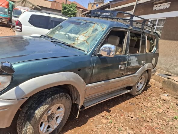 A picture of TX PRADO 9M CALL 0701488581 WHATSAPP 0776417404