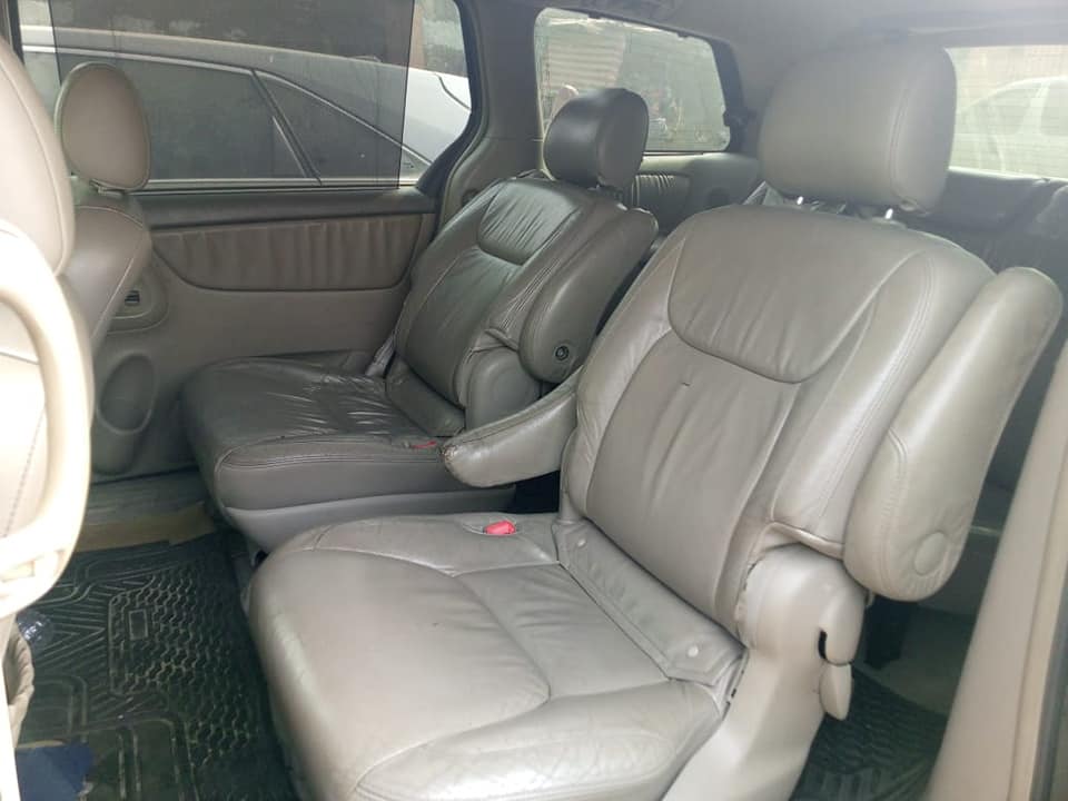 A picture of Toyota Sienna 07