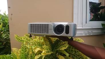 A picture of chukua projector used from UK kwa 220000 tu inaonyesha usiku