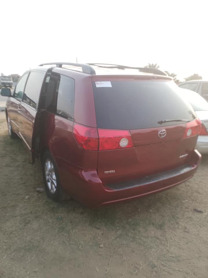 A picture of Toyota Sienna 05 All features perfect.