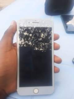 A picture of iPhone 7 gb 128 betry 100 clean