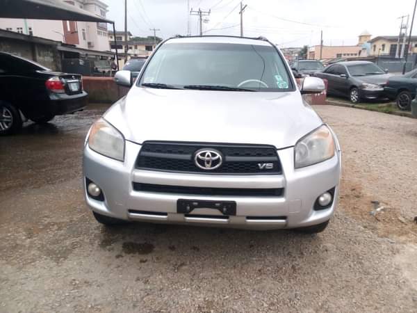 A picture of 2009 Rav4 registered but never been used. Very Tokunbo STANDARD