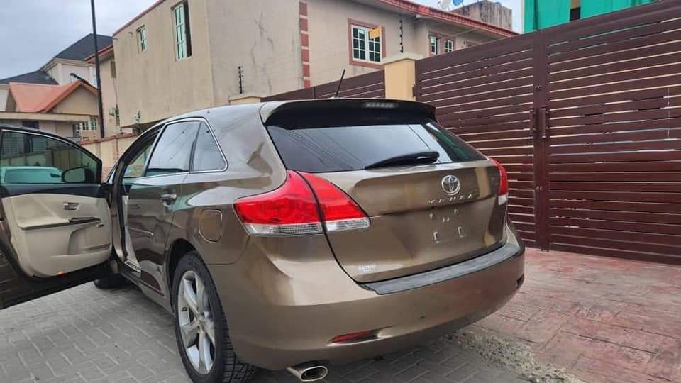 A picture of Toyota Venza 2011 model registered tokumbo standard sound engine and