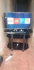 A picture of Hisense 32 smart tv with a dot at 280000 0754797112