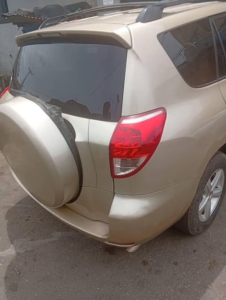 A picture of Toyota Rav4 2008 v4