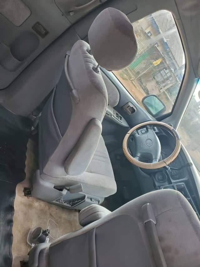A picture of 2002 TOYOTA SIENNA LE