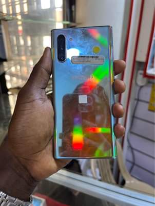 A picture of Samsung Galaxy note 10 at Shs 580 000 only 256GB
