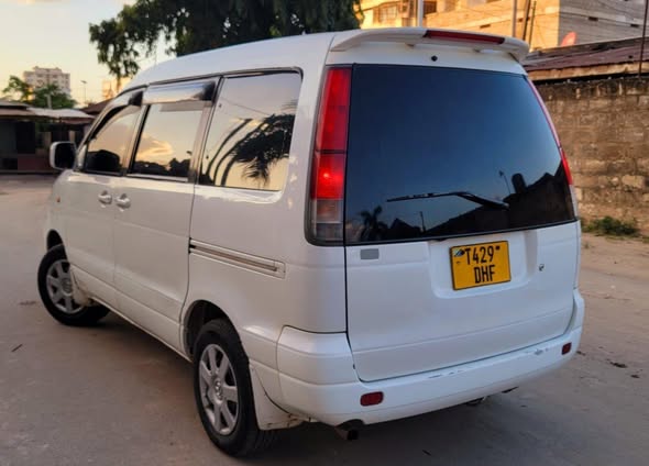 A picture of TOYOTA NOAH SR 40 DH KALI SANA