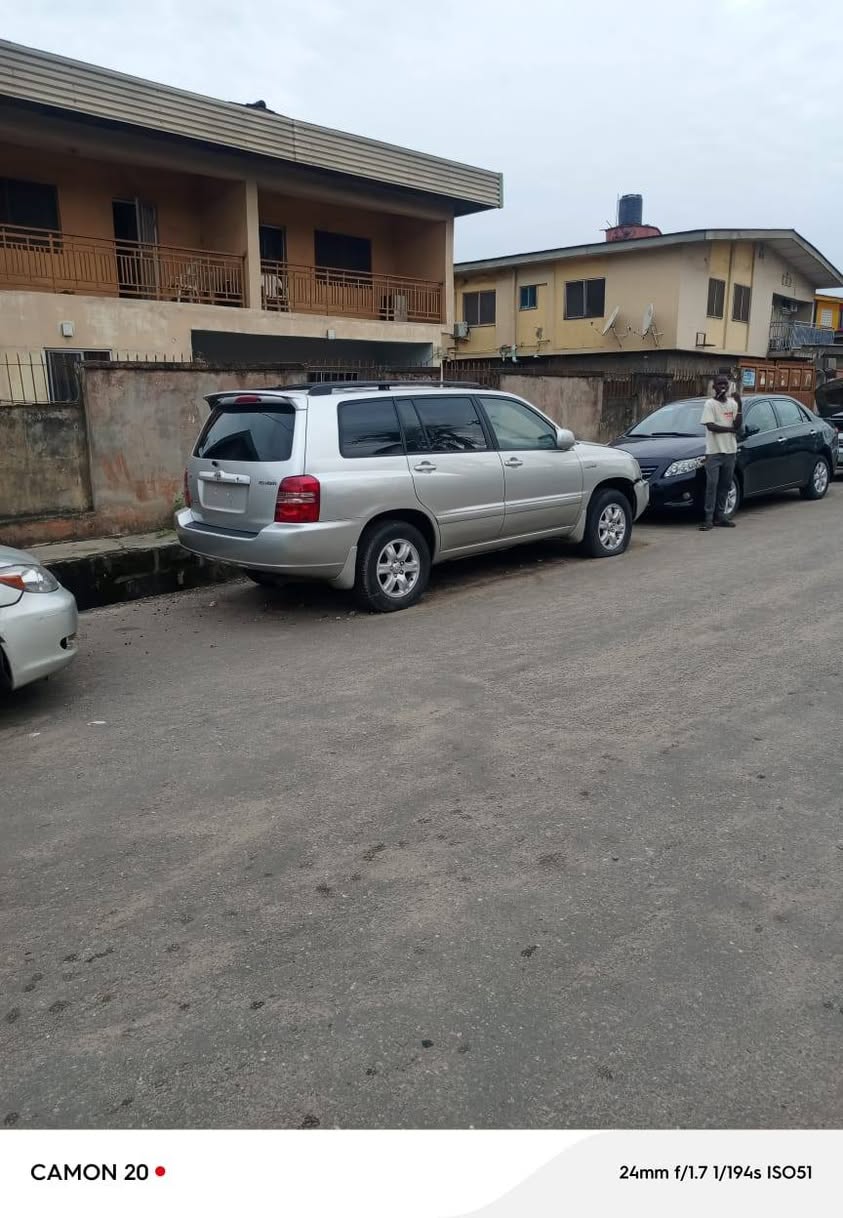 A picture of Toyota Highlander 04 partial first body good engine and gear