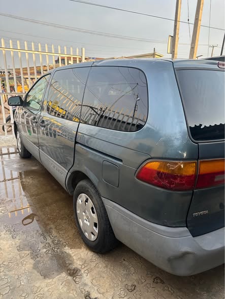 A picture of First body pan registered 2000 model Toyota sienna Untouched Engine