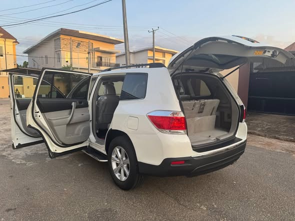 A picture of SHARPEST DEAL TOYOTA HIGHLANDER LIMITED 2012 REGISTERED BARELY FEW MONTHS
