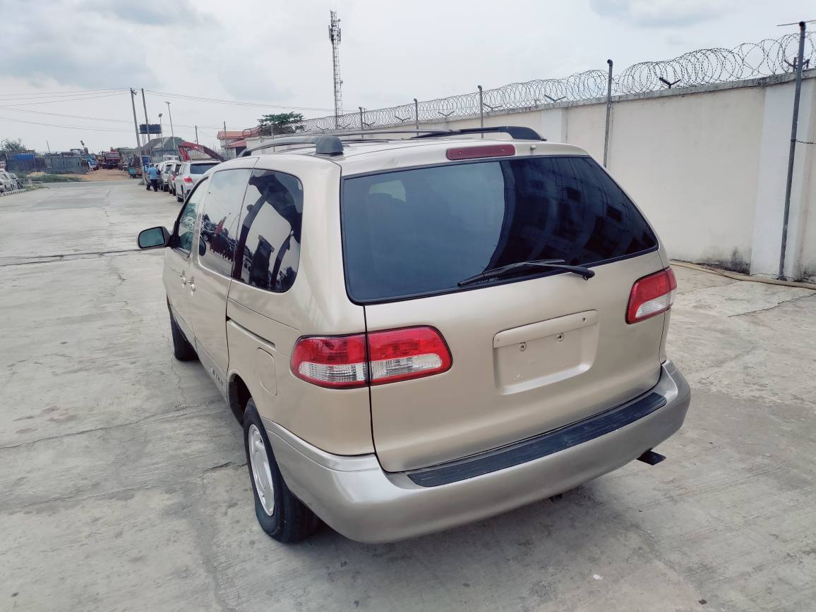 A picture of Belgium standard Toyota Sienna 2002 model first body Sir Cylinder