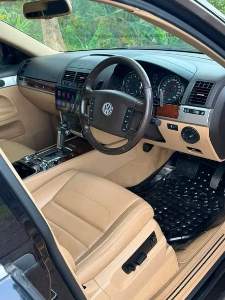 A picture of Volkswagen Tourage 2010 3 6cc V6 petrol 38M
