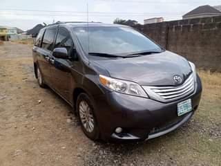 A picture of Toyota Sienna 2011 xle