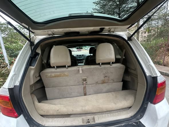 A picture of HIGHLANDER 2010 TOYOTA