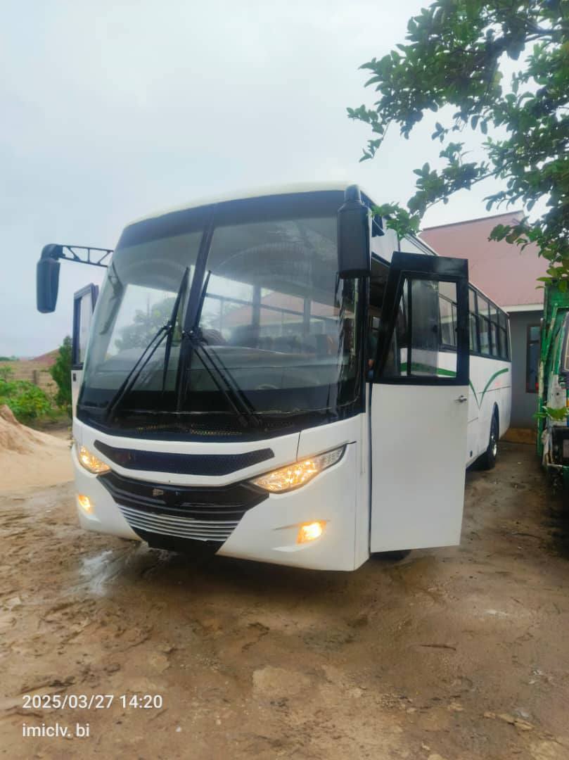 A picture of Tata bus kwa mil.90 tu