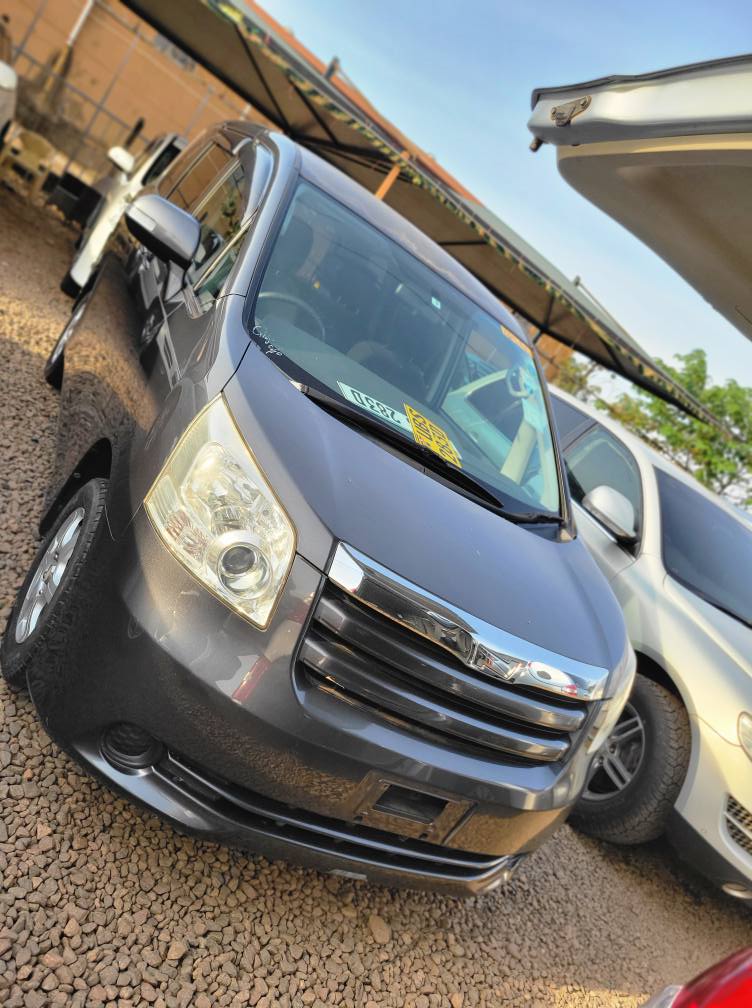 A picture of Toyota noah model 2009