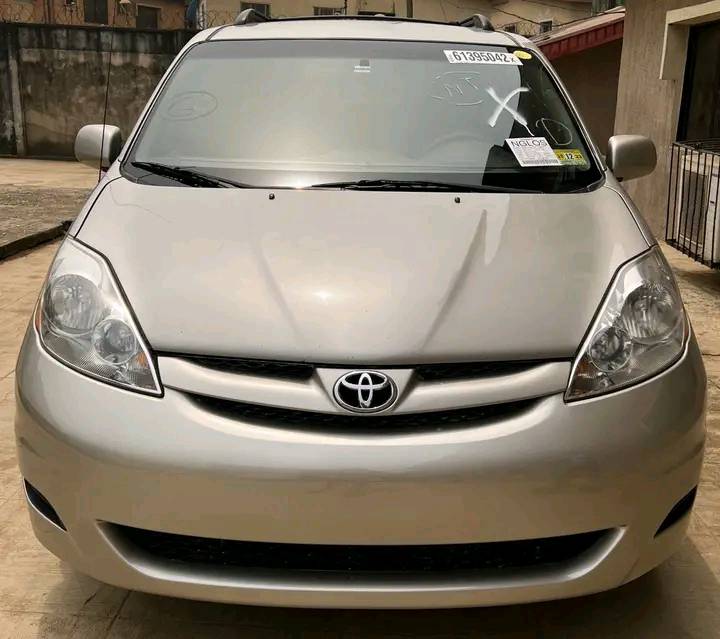 A picture of TOKUNBO Toyota Sienna