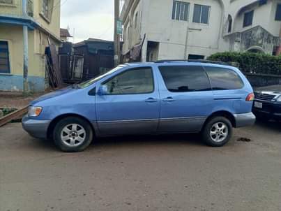 A picture of Toyota sienna