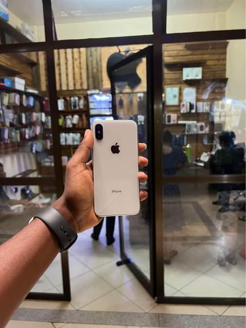 A picture of iPhone X Gb 256 Bei 400 000 WhatsApp no 0657119999