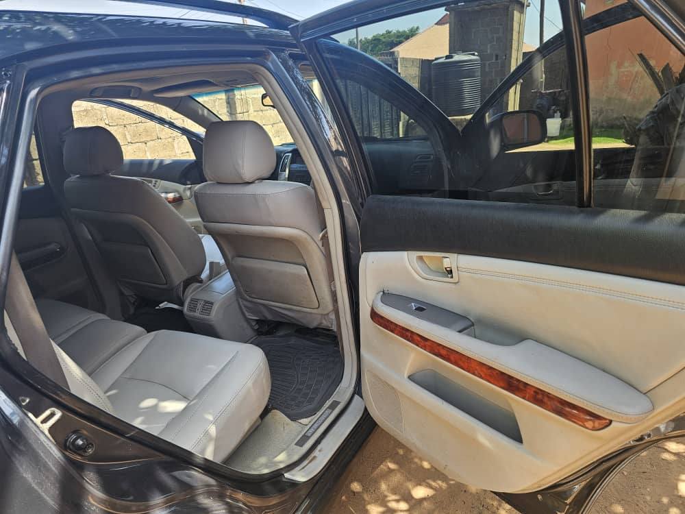 A picture of Lexus 330