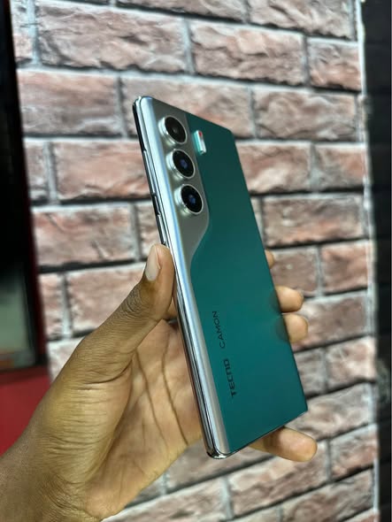 A picture of Used Tecno camon 40pro at 350 000 call on 0753430863