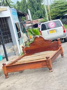 A picture of Nauza kitanda cha mbao 5 6 bei nafuu 125 tuu