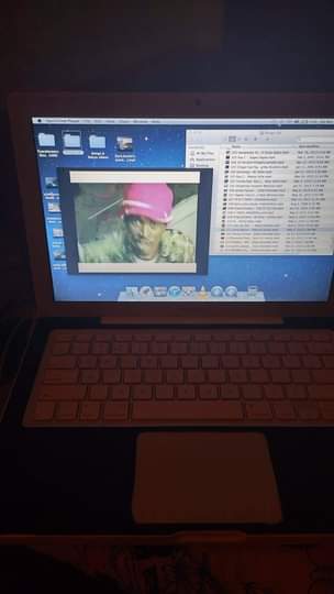 A picture of Apple laptop