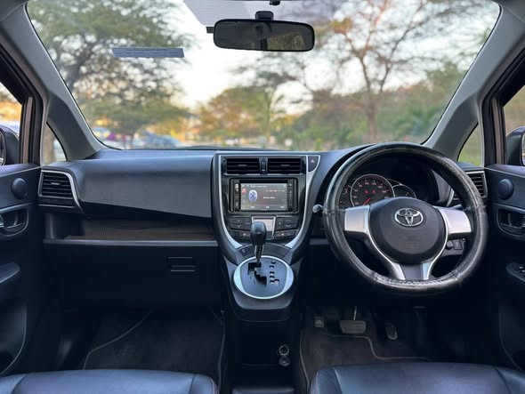 A picture of Toyota Ractis 2015