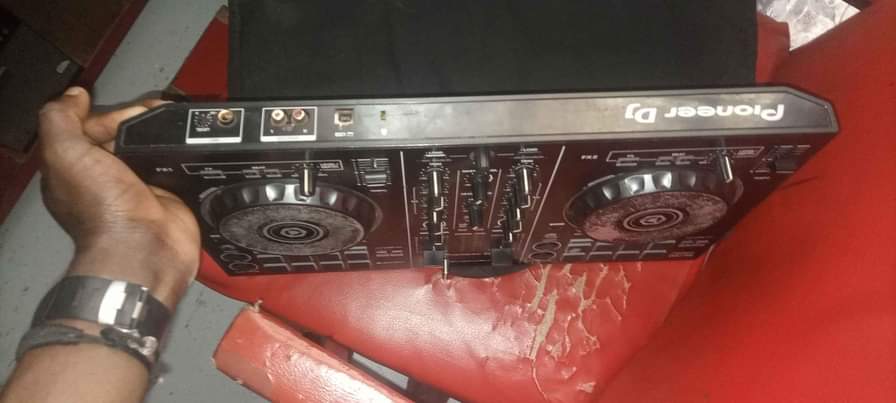 A picture of PIONEER DDJ RB RECORD BOX
