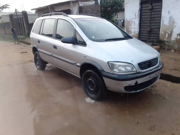 A picture of Tokunbo standard opel safina space bus at 2 2m last