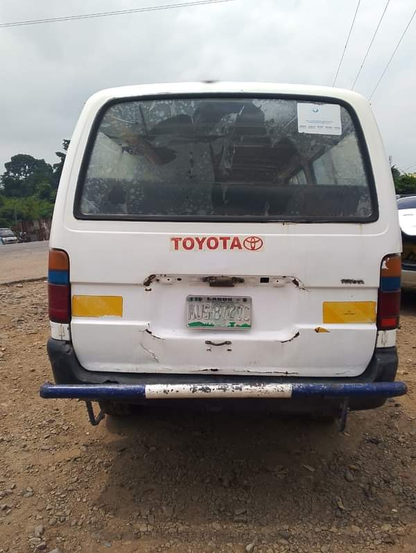 A picture of Toyota Hiace bus. Standard Engine and Gear Location IBADAN. 07054432551