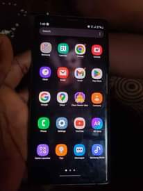 A picture of Samsung note 9 working perfect ok little crack screen