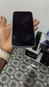 A picture of Iphone 11 pro mchawi rock na krek nipe offa yako