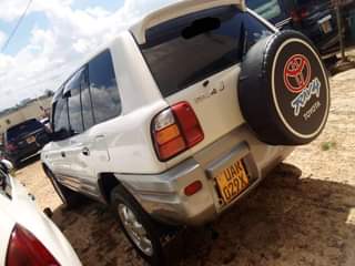 A picture of 2004 Toyota RAV4
