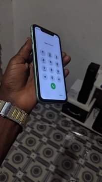 A picture of Iphone 11 pro mchawi rock na krek nipe offa yako