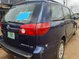 A picture of Toyota Sienna 2006