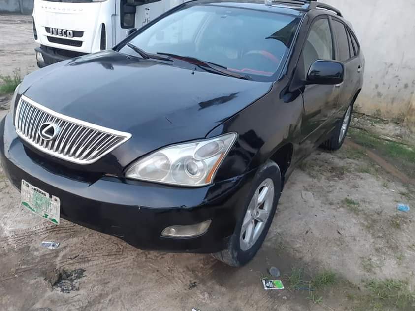A picture of lexus RX 330 in good condition kv