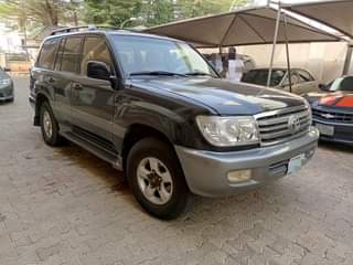 A picture of 2004 land cruiser