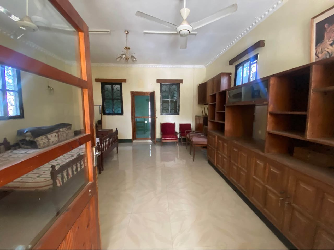 A picture of 6 beds 3 bath House
