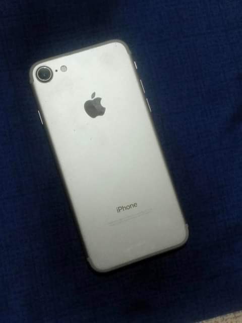 A picture of iPhone 7 gb 128