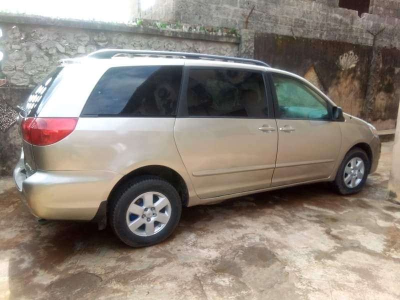 A picture of Toyota Sienna 07 Buy and drive Location Ota Price 5