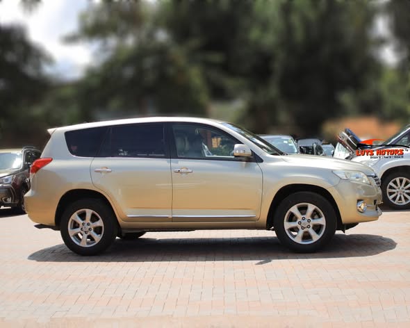 A picture of TOYOTA VANGUARD 2013