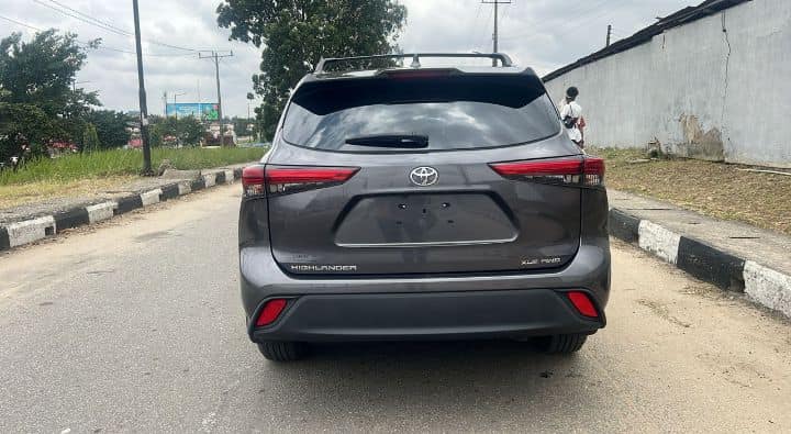 A picture of 2021 Toyota Highlander XLE AWD