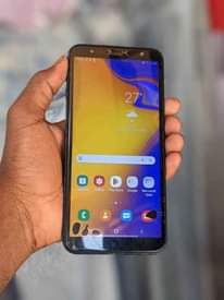 A picture of Samsung J4 gb 32 kipengle vijidoti2 hapo mbele naiuza haina