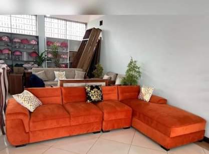 A picture of Tuanatengeneza sofa za zamzni na kuwa na muundo wa kisasa