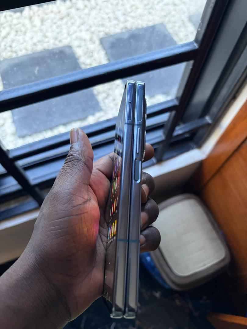 A picture of Galaxy z fold4 Njoo uchukue 500000