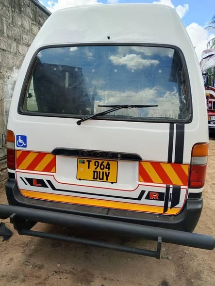 A picture of TOYOTA HIACE DUNGU