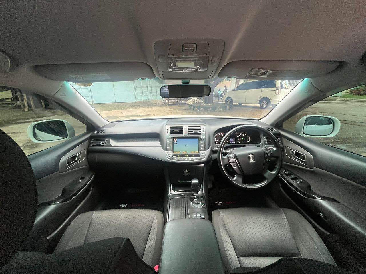 A picture of Toyota Crown Athelete