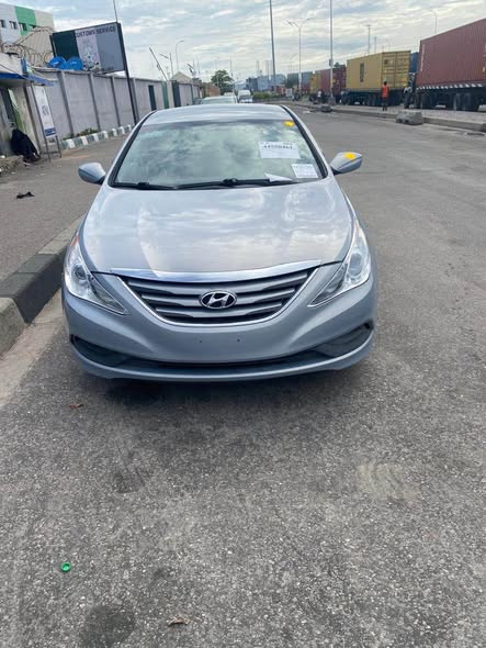A picture of Hyundai sonata 2014 v4